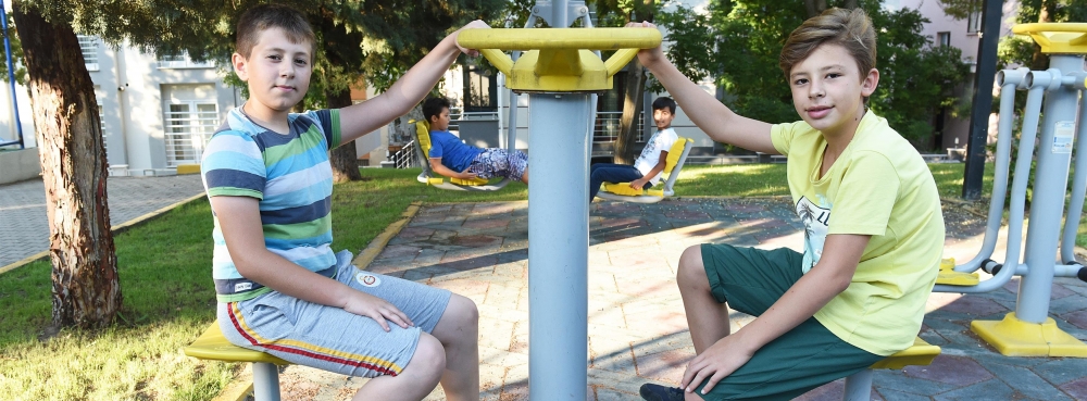 Modern parklar mutlu çocuklar