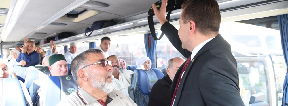 Umre yolcularını uğurladı