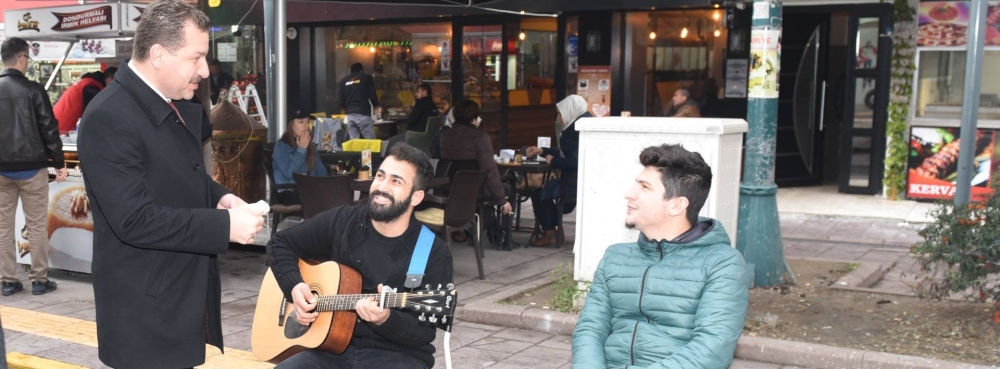 Başkan Yılmaz sokak müzisyenlerinin yanında