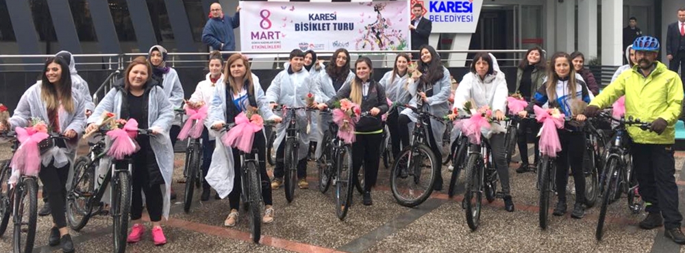 Karesili kadınlar korkmadan pedala basıyor