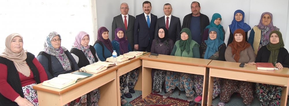 Naipli'de 7'den 70 herkes okuyor