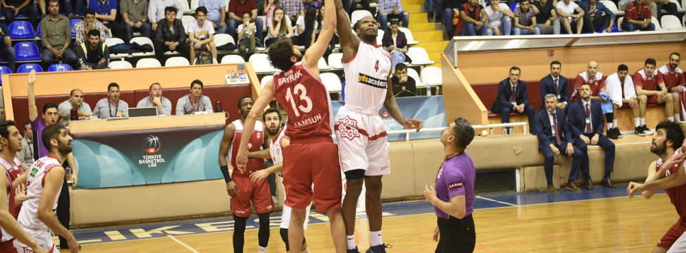 Karesispor evinde güldü