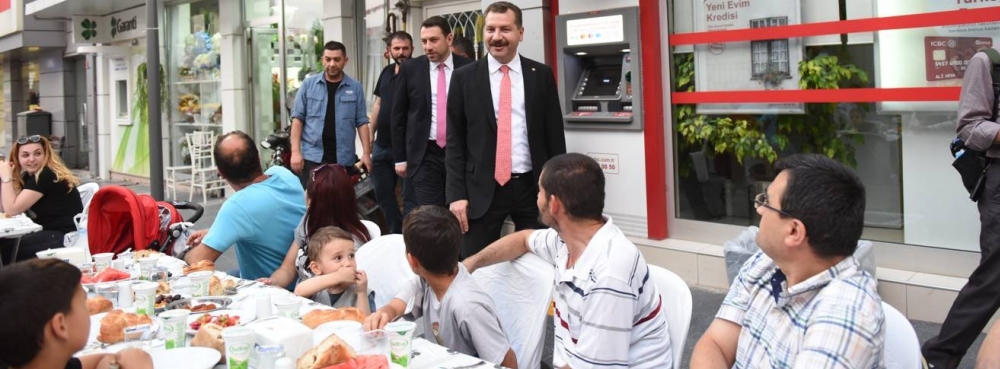 Başkan Yılmaz iftarda esnafla buluştu