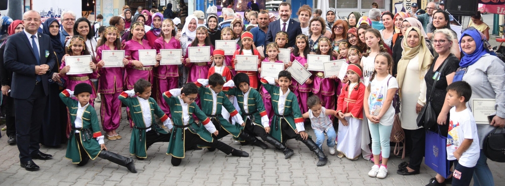 Başkan Yılmaz ve Karesi Çocuk Meclisi pazarda bez torba dağıttı