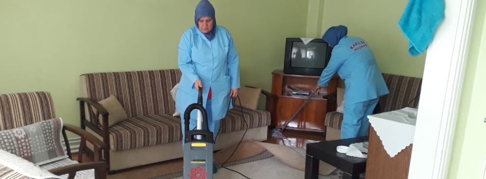 Karesi'de evlere Ramazan temizliği
