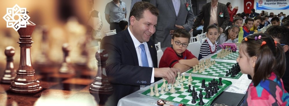 Karesili çocuklar düşünerek hamle yapıyor