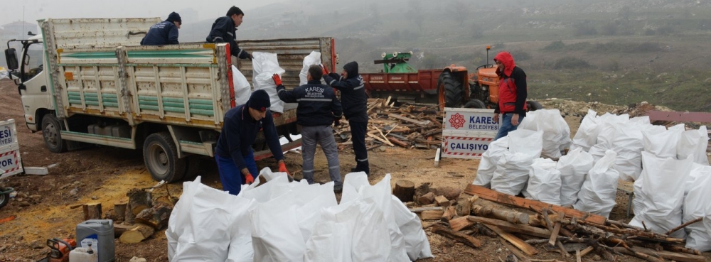 Karesi'de budanan ağaçlar ihtiyaç sahiplerine yakacak oluyor