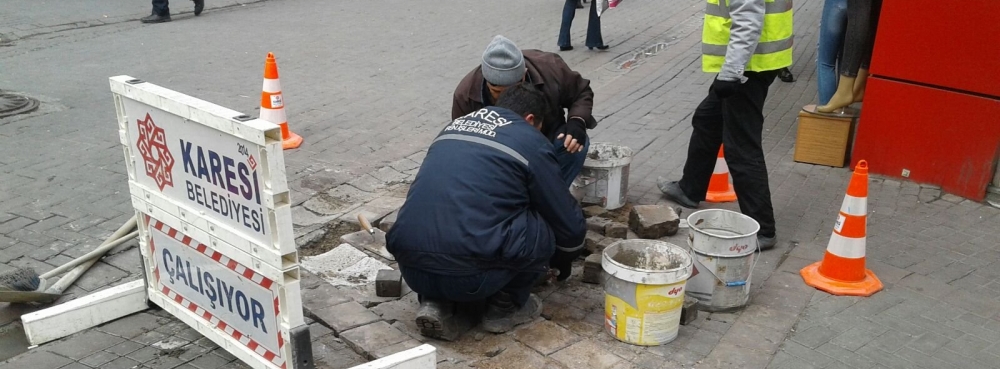 Karesi'de bozuk yol ve kaldırımlar onarılıyor