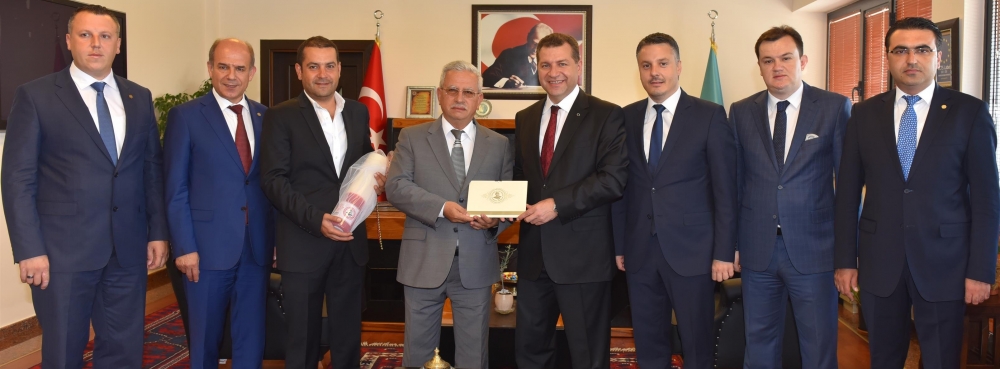 İl protokolü kırmızı dipli mumla güreşlere davet edildi