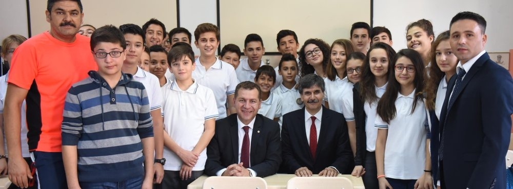 Eğitimci başkan öğrencileri yalnız bırakmadı