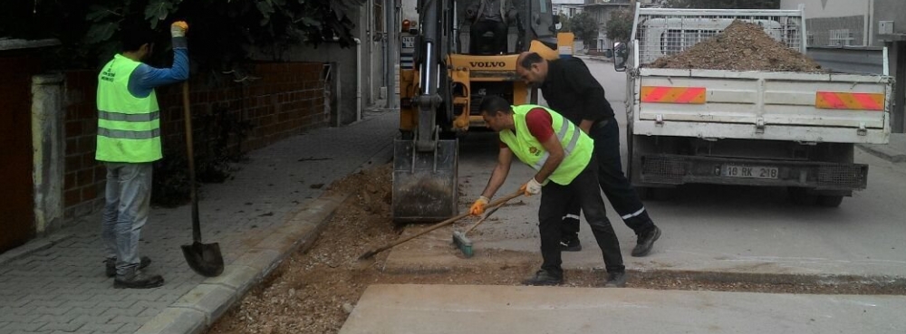 Karesi'de asfalt onarım ekibi mesaide
