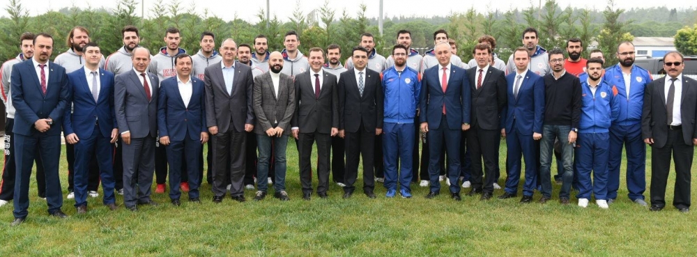 Başkan Yılmaz, Karesi Spor Basketbol takımı ile sezon açılışı öncesinde bir araya geldi.
