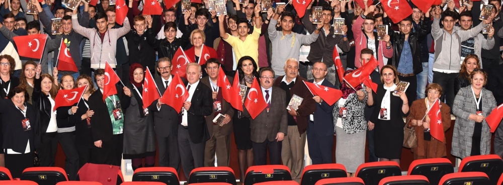 Bir elimizde Nutuk Bir elimizde Bayrak