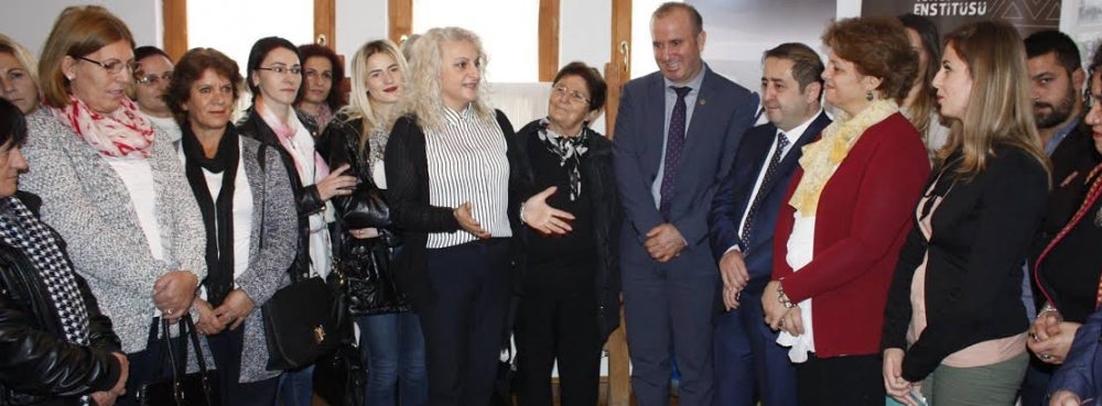 Karesili kadınlar Kosova'da halı dokuma ve tel kırma öğretiyor