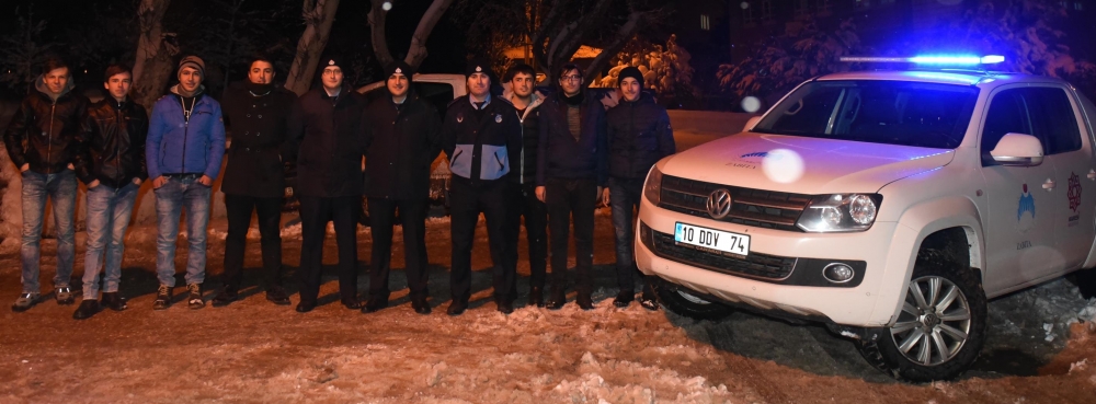 Karesi, gençleri ailelerine teslim etti