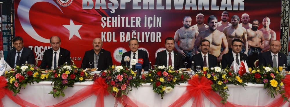 Kapalı salonda ilk yağlı güreş basına tanıtıldı