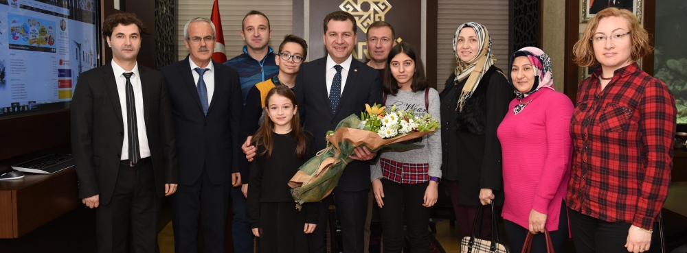 Öğrenciler istiyor başkan yapıyor