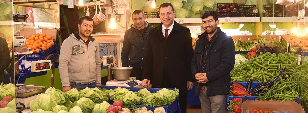 Başkan Yılmaz, hem sebze sattı hem de projeleri anlattı