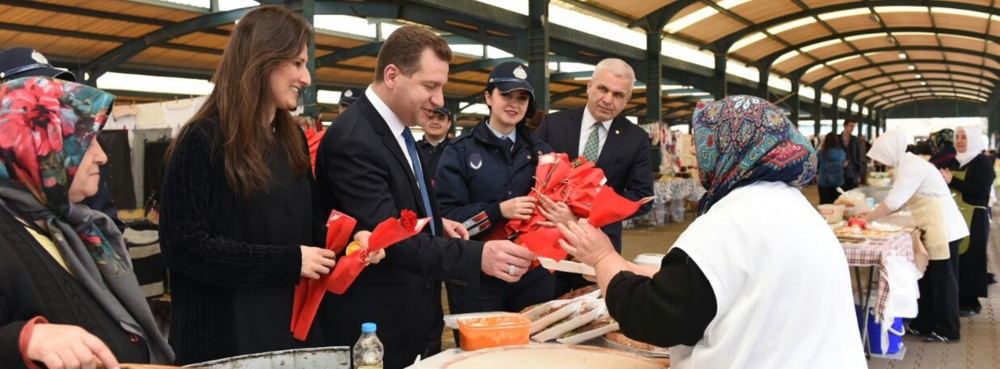 Başkan Yılmaz, kadınlara karanfil dağıtıp EVET'e davet etti