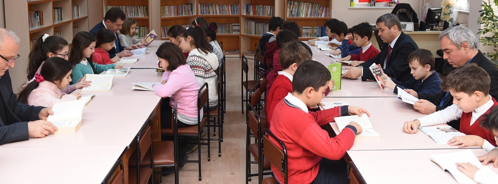 Başkan Yücel Yılmaz, öğrencilerle kitap okumaya devam ediyor