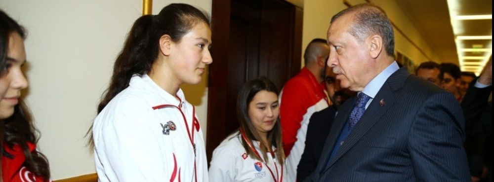 Karesili Melek, 1. kürsüsünde