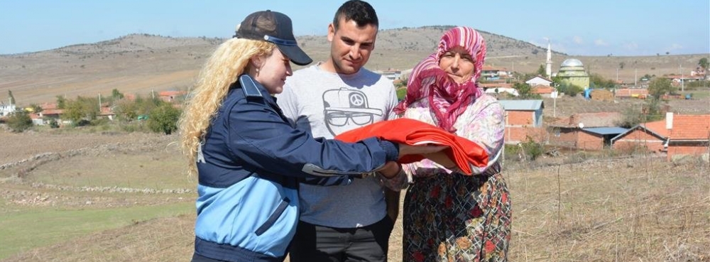 Karesi, yıpranan bayrakları değiştirdi