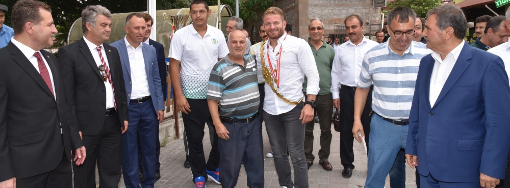 Yolda gören boynuna sarıldı