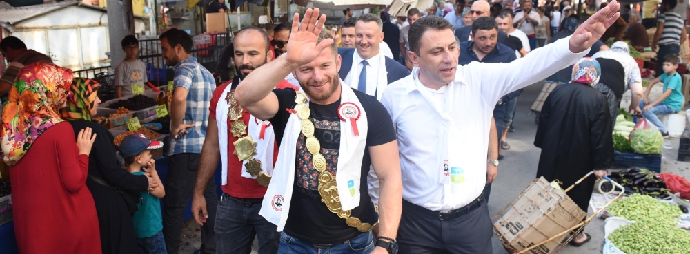 Balaban ve Okulu Karesi'yi selamladı