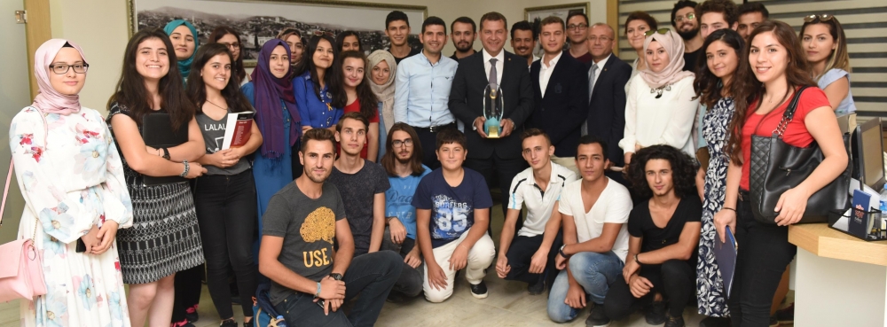CUMHURBAŞKANI'NDAN ÖDÜL ALDI Ödülünü gençlerle paylaştı