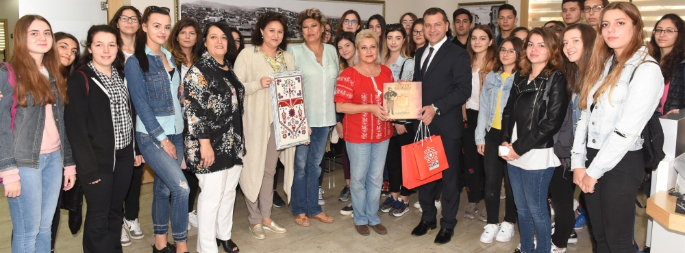 Romanyalı öğrencilere İngilizce sunum