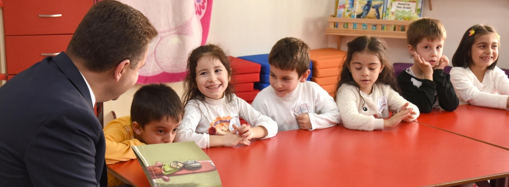 Başkan Yılmaz, minik öğrencilere masal okudu