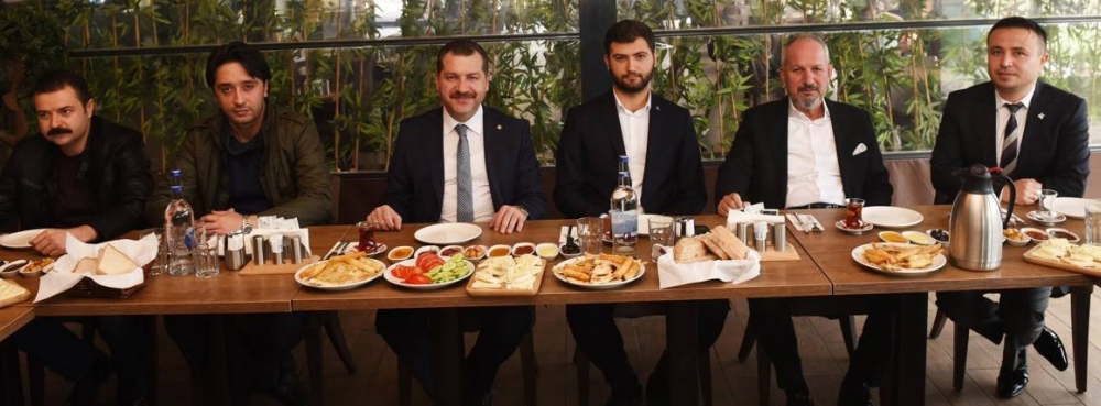 Başkan Yücel Yılmaz TÜGVA'lı gençlerle