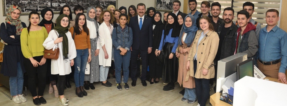 Genç KADEM'e Başkan Yılmaz'dan Buz Park hediyesi