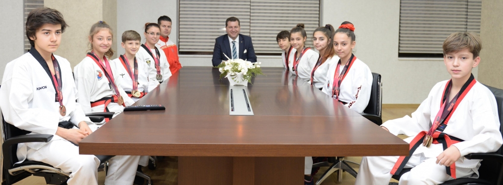 Şampiyon Taekwondoculara Karesi Yıldız'ı