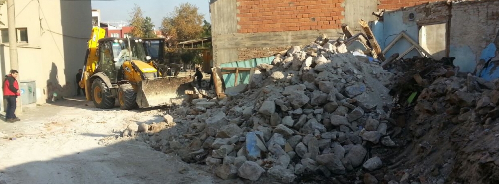 Karesi'de kaçak yapılar yıkılıyor
