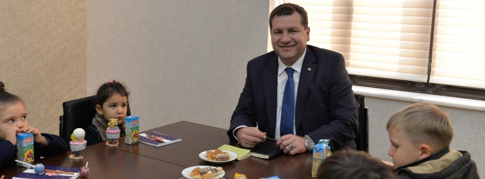 Başkan Yılmaz'ın minik ziyaretçileri