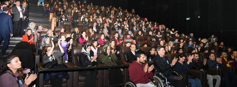 ‘Engeller Sevgiyle Aşılır’ film gösterimi yapıldı