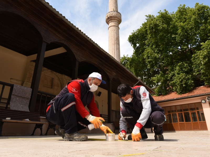 KARESİ’DE CAMİLER İBADETE HAZIRLANIYOR