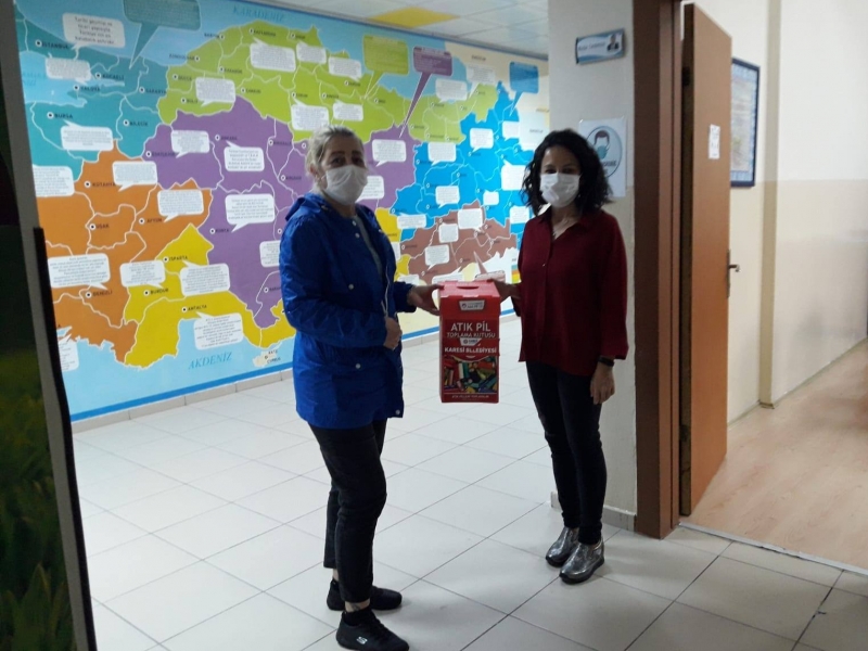 KARESİ BELEDİYESİ'NDEN OKULLARA ATIK PİL KUTUSU