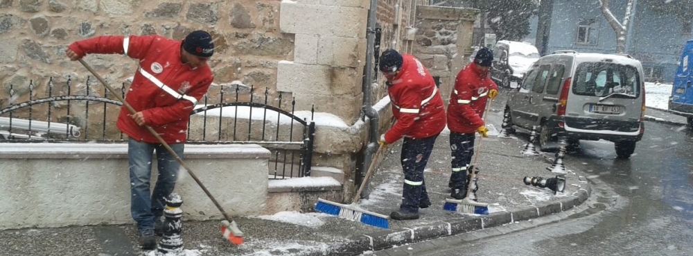 Karesi'de karla mücadele sürüyor