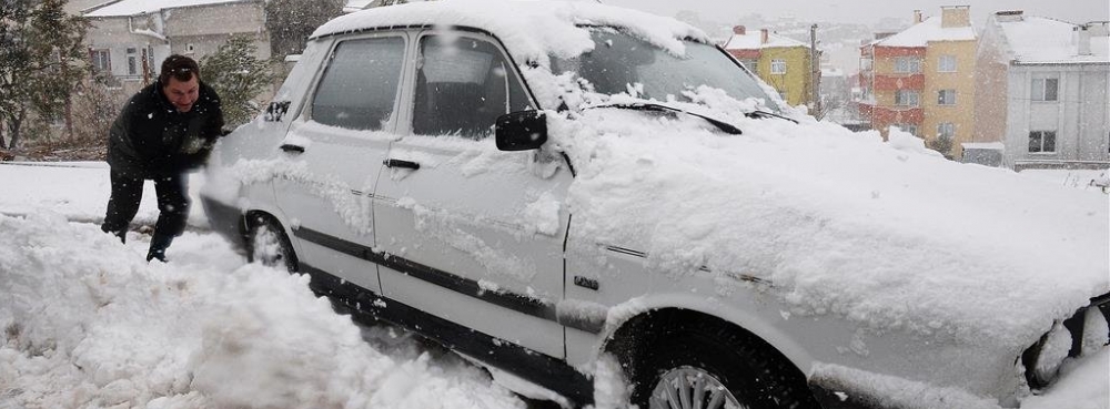 Başkan araba ittirdi, zincir taktı