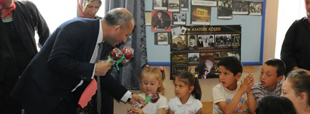 Karesi Belediyesi’nden karne alan öğrencilere jest