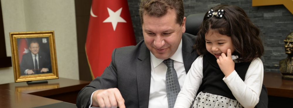 Minik ressamdan Başkan Yılmaz'a hediye