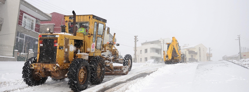 Ekipler gece gündüz çalışıyor