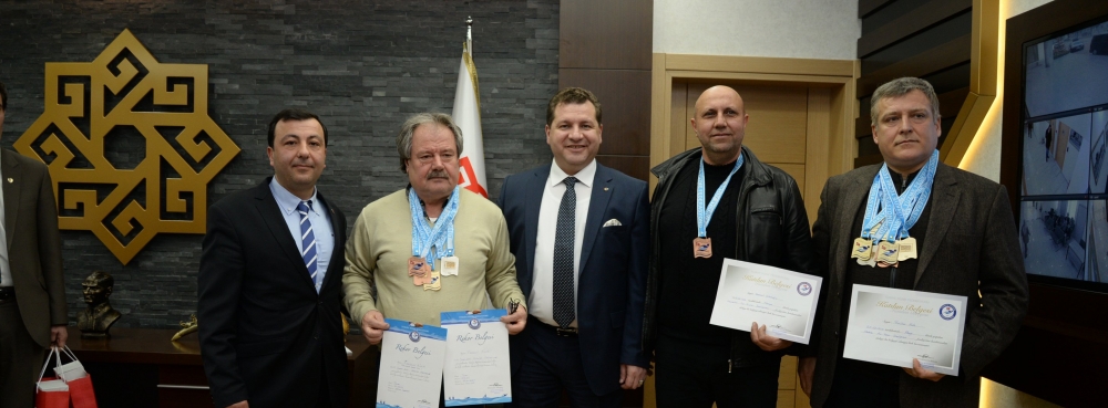 Madalyalarıyla Başkan Yılmaz'a geldiler