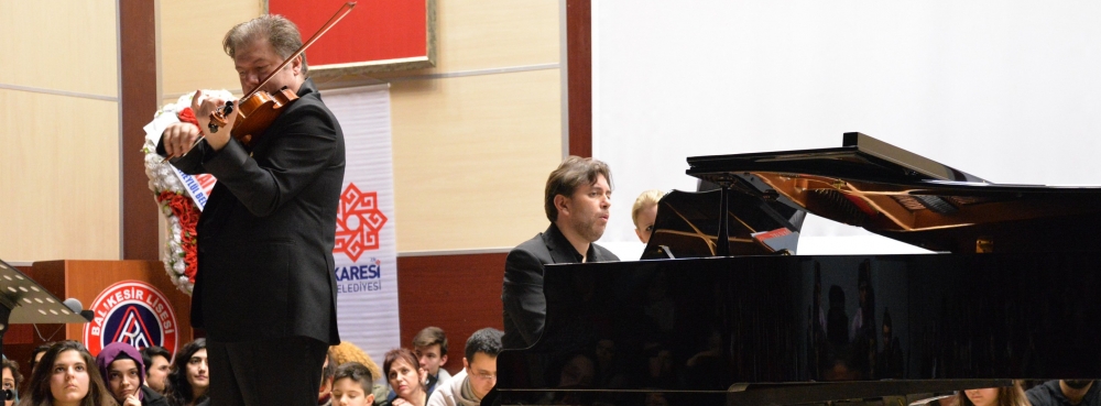 Karesi'de iki resital birden