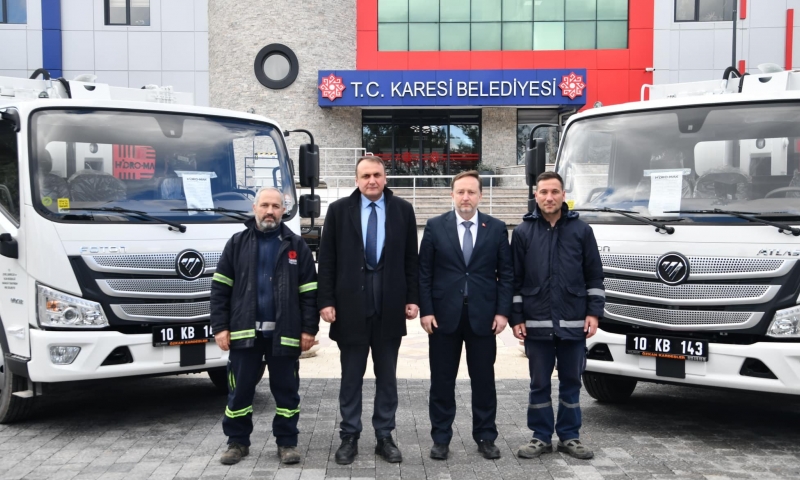 ÇEVRE BAKANLIĞI’NDAN KARESİ’YE 2 ÇÖP KAMYONU