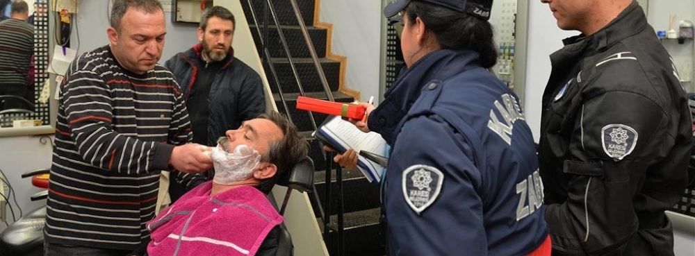 Zabıta, bu kez kapıyı çikolata ile çaldı