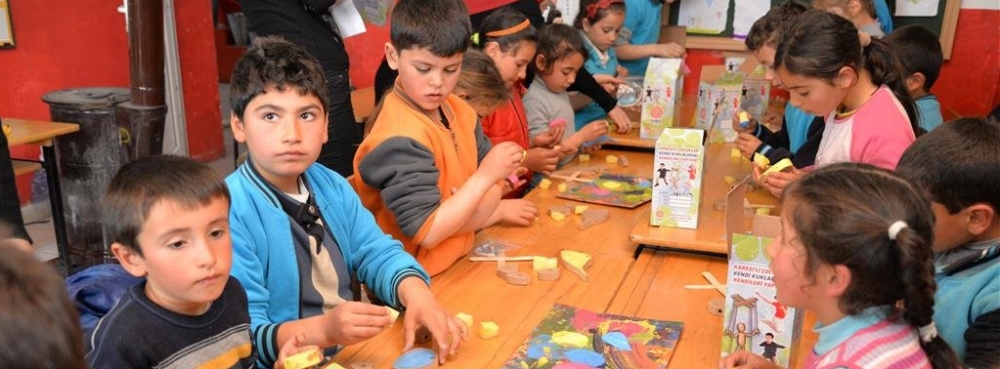 Karesili çocuklar kendi kuklalarını kendi yapıyor