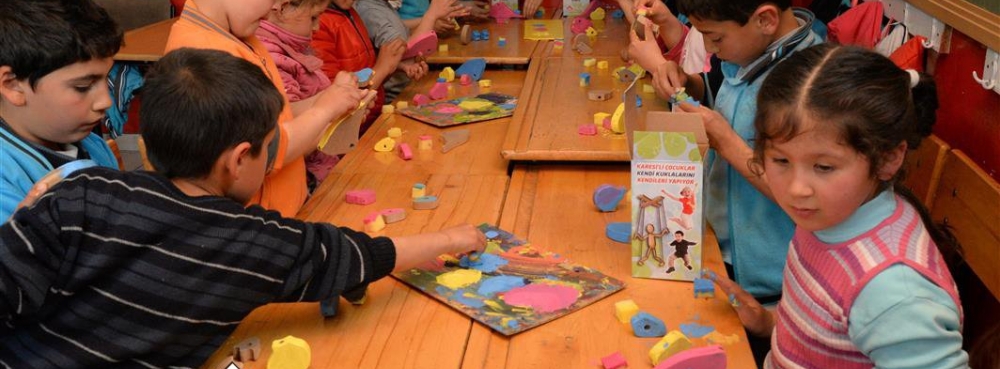 Karesili çocuklar kendi kuklalarını kendi yapıyor